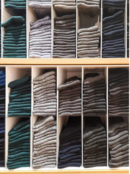 Półki Sklepie Odzieżowym Shirty Koszulki Skarpety Rajstopy Pończochy Składane Kolorach — Zdjęcie stockowe