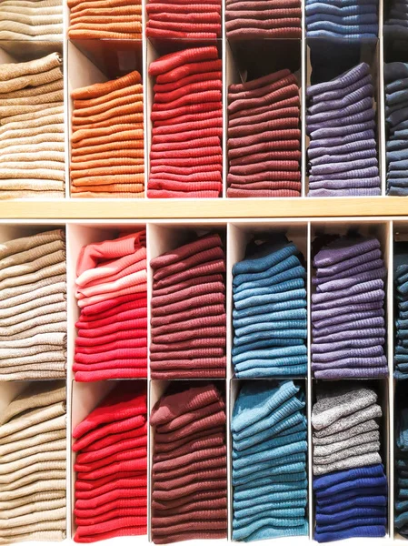 Półki Sklepie Odzieżowym Shirty Koszulki Skarpety Rajstopy Pończochy Składane Kolorach — Zdjęcie stockowe