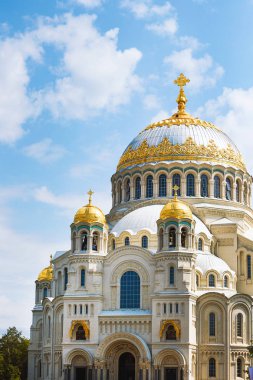 Sankt-Petersburg, Rusya, Temmuz 2019: Kronstadt Naval Nikolsky Stavropigialny Katedrali Ortodoks Kilisesi Kronstadt kentinin ana cazibe merkezi