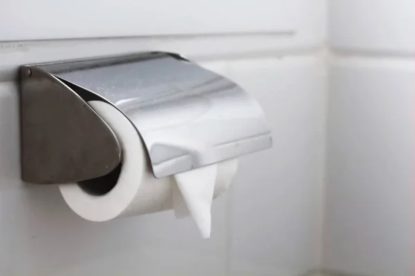 Rolo Papel Higiênico Branco Pendurado Parede Perto Banheiro Banheiro Casa — Fotografia de Stock