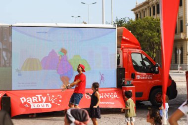 Malaga, İspanya, Temmuz 2019: Nintendo switch party promosyon turu. Nintendo dans oyunu ve çocuklarla dans oynayan şirket giysileri Man