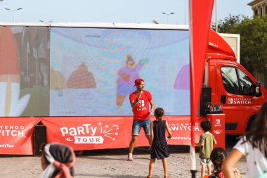 Malaga, İspanya, Temmuz 2019: Nintendo switch party promosyon turu. Nintendo dans oyunu ve çocuklarla dans oynayan şirket giysileri Man