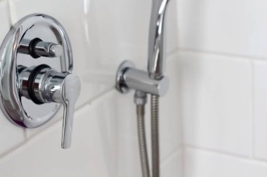 gümüş metal parlak duş musluk duş sulama duvarda beyaz fayans ile otelin ev banyosu geçiş yapabilirsiniz. Banyo lüks iç 