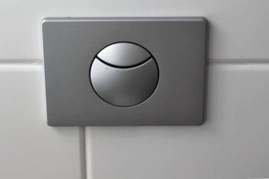 beyaz fayans beyaz otel evinin banyoda duvara asılı tuvalet floş düğmesi. Banyo lüks iç. 