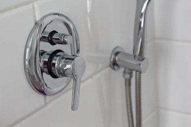gümüş metal parlak duş musluk duş sulama duvarda beyaz fayans ile otelin ev banyosu geçiş yapabilirsiniz. Banyo lüks iç 