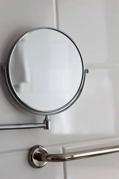 Pequeño Círculo Redondo Espejo Colgando Pared Baño Casa Del Hotel — Foto de Stock