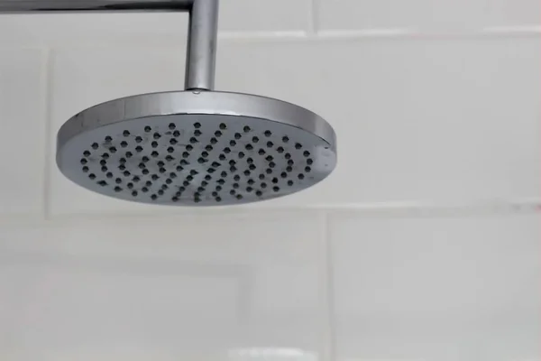 Gümüş Metal Parlak Duş Musluk Duş Sulama Duvarda Beyaz Fayans — Stok fotoğraf