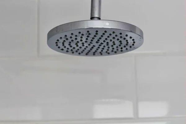 Silber Metallisch Glänzender Duschwasserhahn Duschkabine Wasserschalter Hotelbad Mit Weißen Fliesen — Stockfoto