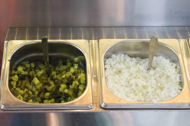 doğranmış soğan, biber ve salatalık dolum ve fast food, hamburger ve sosisli katkı maddeleri için tepesi için metal kaplarda turşu