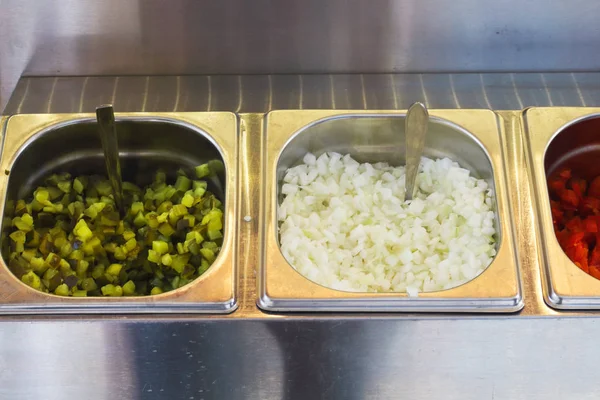 doğranmış soğan, biber ve salatalık dolum ve fast food, hamburger ve sosisli katkı maddeleri için tepesi için metal kaplarda turşu