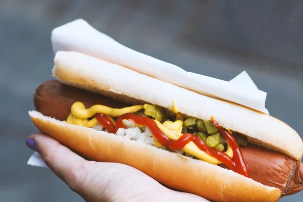 Salchicha Perrito Caliente Con Mostaza Ketchup Pepinos Cebollas Vinagre Una —  Fotos de Stock