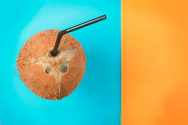 증기파 스타일의 파란색과 오렌지 배경에 빨대가있는 코코넛 미니멀리즘 초현실주의 — 스톡 사진