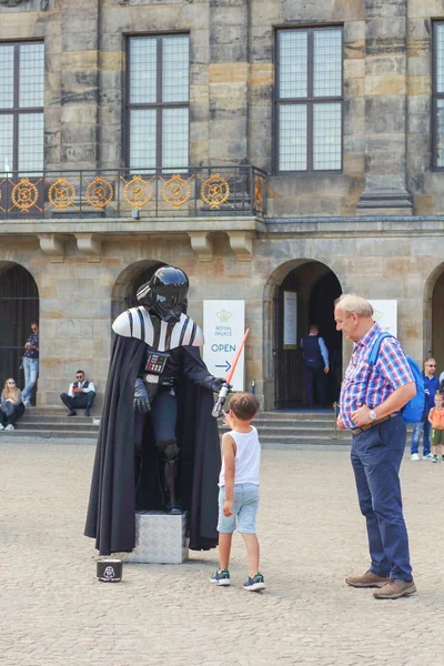 Amsterdam Países Bajos Julio 2019 Actor Disfrazado Darth Vader Con —  Fotos de Stock