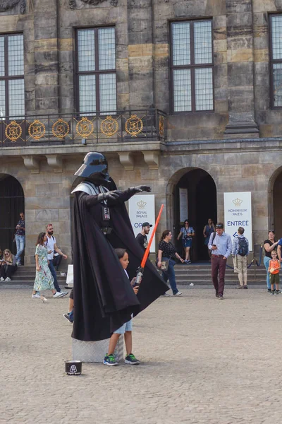 Amsterdam Países Bajos Julio 2019 Actor Disfrazado Darth Vader Con —  Fotos de Stock