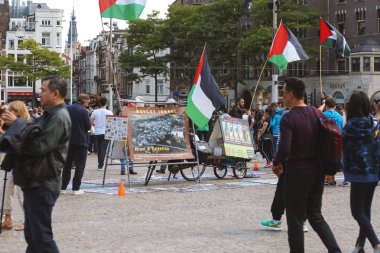 Amsterdam, Hollanda, Temmuz 2019: Amsterdam merkez meydanında İsrail-Filistin çatışmasında Filistin halkına destek için İsrail'e karşı boykot mitingi