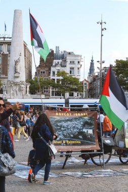 Amsterdam, Hollanda, Temmuz 2019: Amsterdam merkez meydanında İsrail-Filistin çatışmasında Filistin halkına destek için İsrail'e karşı boykot mitingi
