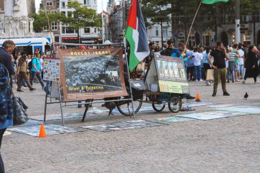 Amsterdam, Hollanda, Temmuz 2019: Amsterdam merkez meydanında İsrail-Filistin çatışmasında Filistin halkına destek için İsrail'e karşı boykot mitingi