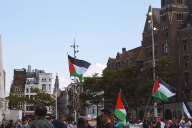 Amsterdam, Hollanda, Temmuz 2019: Amsterdam merkez meydanında İsrail-Filistin çatışmasında Filistin halkına destek için İsrail'e karşı boykot mitingi