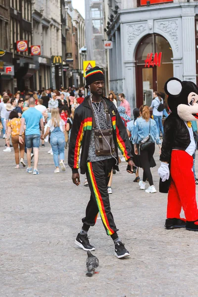 Ámsterdam Países Bajos Julio 2019 Africano Calle Ámsterdam Con Ropa —  Fotos de Stock