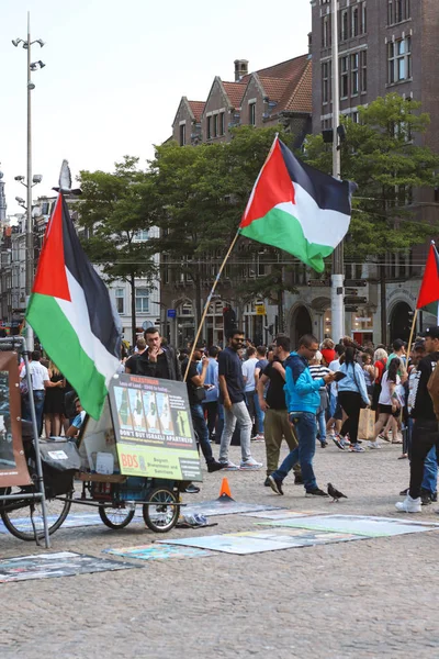 Amsterdam, Hollanda, Temmuz 2019: Amsterdam merkez meydanında İsrail-Filistin çatışmasında Filistin halkına destek için İsrail'e karşı boykot mitingi