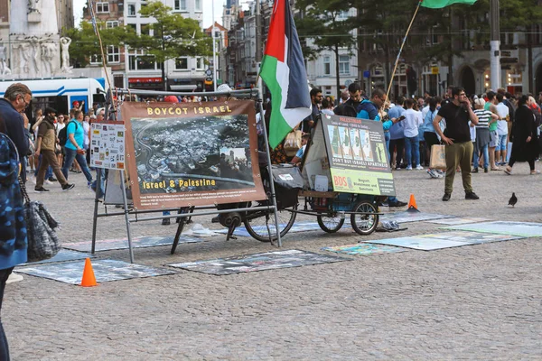 Amsterdam, Hollanda, Temmuz 2019: Amsterdam merkez meydanında İsrail-Filistin çatışmasında Filistin halkına destek için İsrail'e karşı boykot mitingi