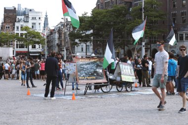Amsterdam, Hollanda, Temmuz 2019: Amsterdam merkez meydanında İsrail-Filistin çatışmasında Filistin halkına destek için İsrail'e karşı boykot mitingi
