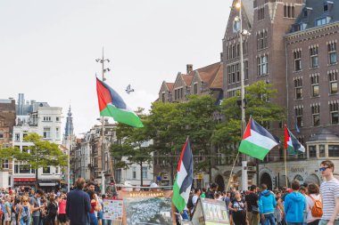 Amsterdam, Hollanda, Temmuz 2019: Amsterdam merkez meydanında İsrail-Filistin çatışmasında Filistin halkına destek için İsrail'e karşı boykot mitingi