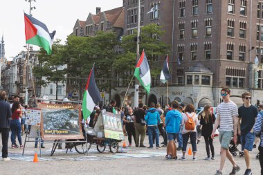 Amsterdam, Hollanda, Temmuz 2019: Amsterdam merkez meydanında İsrail-Filistin çatışmasında Filistin halkına destek için İsrail'e karşı boykot mitingi