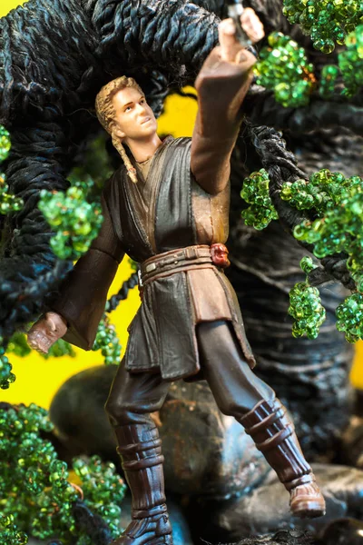 Saint-Petersburg, Rusya, Ağustos 2019: Ünlü Star Wars Klon Savaşları Jedi Anakin Skywalker hasbro figür oyuncaklar ağaç üzerinde oturan ve drone ile mücadele. Açıklayıcı editoryal 