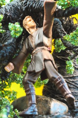 Saint-Petersburg, Rusya, Ağustos 2019: Ünlü Star Wars Klon Savaşları Jedi Anakin Skywalker hasbro figür oyuncaklar ağaç üzerinde oturan ve drone ile mücadele. Açıklayıcı editoryal 