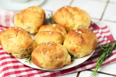 tuz ve biberiye bir sprig banch ile Provencal otlar ev yapımı taze ot ekmek rulo. Ekmek soğutma wrak üzerinde fırın tarzı rulo