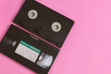 video vhs retro vintage kaset 70s, 80s, pembe arka plan 90s tarzı