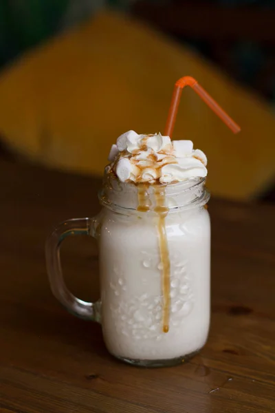 Tejes Shake Üvegedénybe Tejszínhabbal Fehérmályás Sütőtök Karamell Szirup Narancssárga Szalma — Stock Fotó