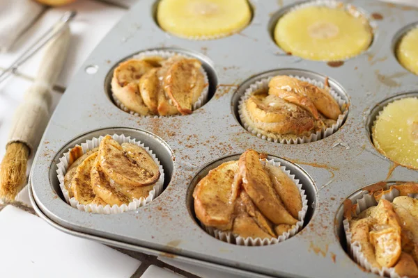 Vdolečky Cupcakes Ananasem Kruhy Jablečné Plátky Muffinovém Tácu Kuchyňské Bílé — Stock fotografie