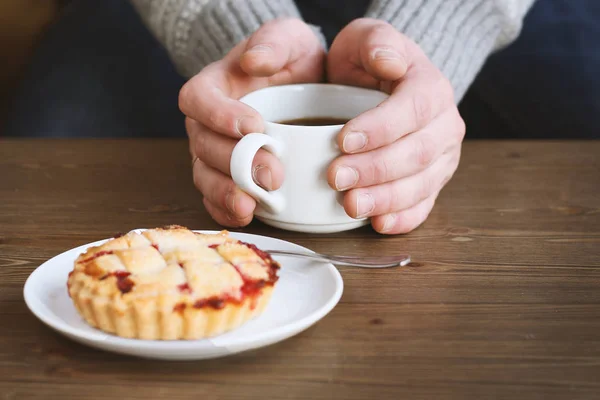 Man Grijze Trui Drinkt Zwarte Lungo Americano Koffie Winter Herfst — Stockfoto