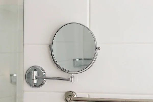 Kulaté Zvětšovací Kruhové Zrcadlo Visící Stěně Koupelně Hotelového Lázeňského Domu — Stock fotografie