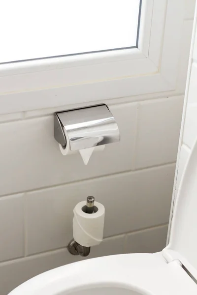 壁に白いタイルとトイレタリー紙とホテルのホームバスルームで白いぶら下げ白いトイレタリーペーパーロール 浴室の高級インテリア — ストック写真