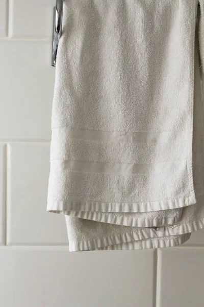 Biały Ręcznik Wisi Szklanej Ścianie Łazience Prysznicowej Hotel Spa Białymi — Zdjęcie stockowe