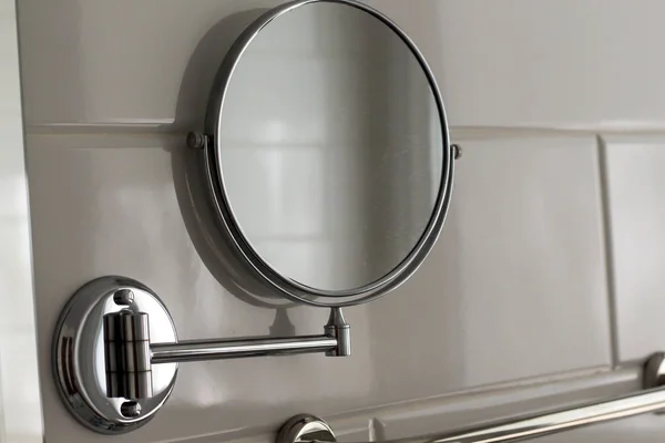 Lingkaran Bulat Cermin Yang Membesar Tergantung Dinding Kamar Mandi Rumah — Stok Foto