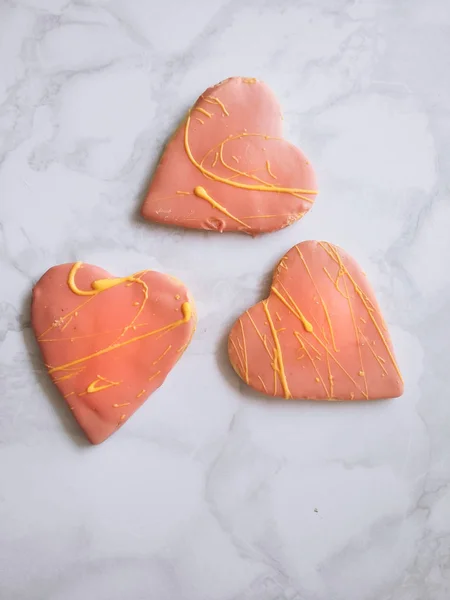 ピンクのチョコレートでハート型のクッキー トップビュー 2月14日までの優しいかわいいギフトとデザートの御馳走 バレンタインデー 恋人のための甘い贈り物 — ストック写真
