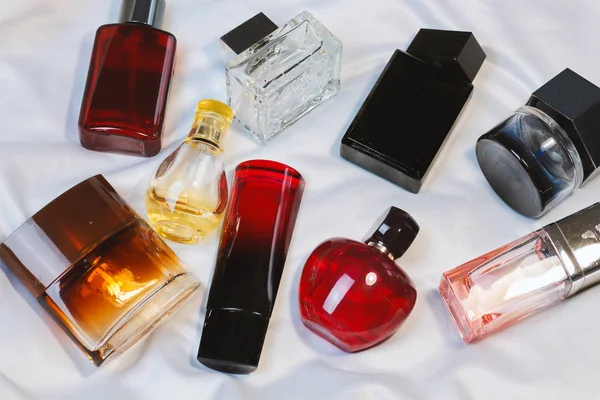 Kolorowe Modne Butelki Perfum Woda Toaletowa Zapachy Leżą Srebrnym Szarym — Zdjęcie stockowe