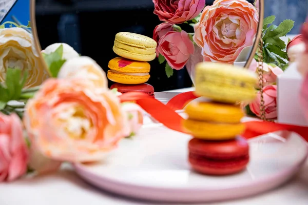 Pile Gâteaux Modernes Colorés Biscuits Macarons Sur Assiette Pour Célébration — Photo