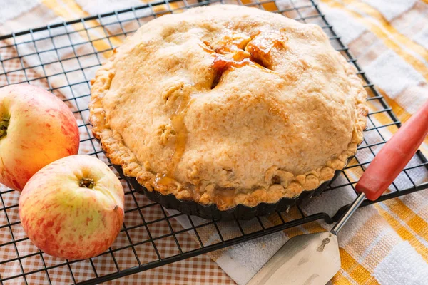 Herfst Klassiek Amerikaanse Eerlijke Appeltaart Met Korst Keukentafel Herfst Klassiek — Stockfoto