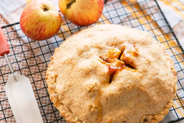 Herbstklassiker American Fair Apfelkuchen Mit Kruste Auf Dem Küchentisch Herbstliche — Stockfoto