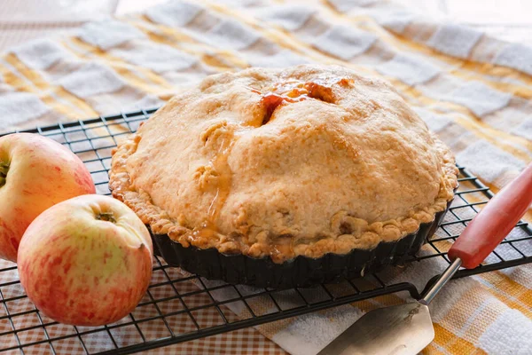 Herbstklassiker American Fair Apfelkuchen Mit Kruste Auf Dem Küchentisch Herbstliche — Stockfoto