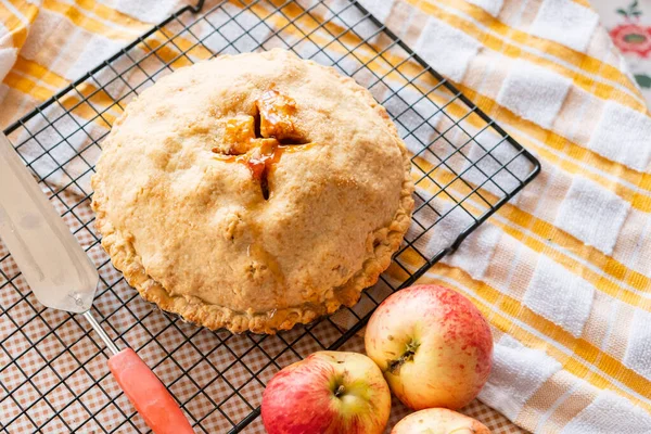 Herbstklassiker American Fair Apfelkuchen Mit Kruste Auf Dem Küchentisch Herbstliche — Stockfoto