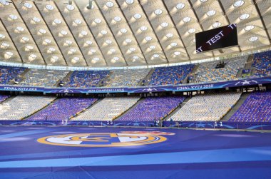Kiev, Ukrayna - 26 Mayıs 2018: Real Madrid logo yakın çekim önce 2018 Uefa Şampiyonlar Ligi final maçı, Ukrayna Milli Güvenlik Olimpiyskiy Stadı nda stadyum alanı kapsar