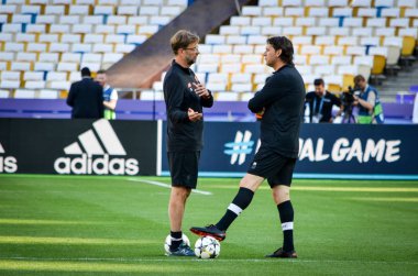 Kiev, Ukrayna - 26 Mayıs 2018: Jürgen Klopp ve eğitim 2018 Uefa Şampiyonlar Ligi final maçında Real Madrid ve Liverpool, Ukrayna arasında önce bir Liverpool futbol oyuncuları