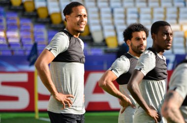 Kiev, Ukrayna - 26 Mayıs 2018: Virgil van Dijk ve eğitim 2018 Uefa Şampiyonlar Ligi final maçında Real Madrid ve Liverpool, Ukrayna arasında önce bir Liverpool futbol oyuncuları