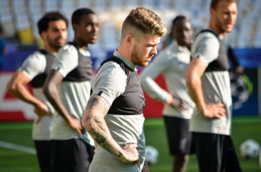 Kiev, Ukrayna - 26 Mayıs 2018: Alberto Moreno ve eğitim 2018 Uefa Şampiyonlar Ligi final maçında Real Madrid ve Liverpool, Ukrayna arasında önce bir Liverpool futbol oyuncuları